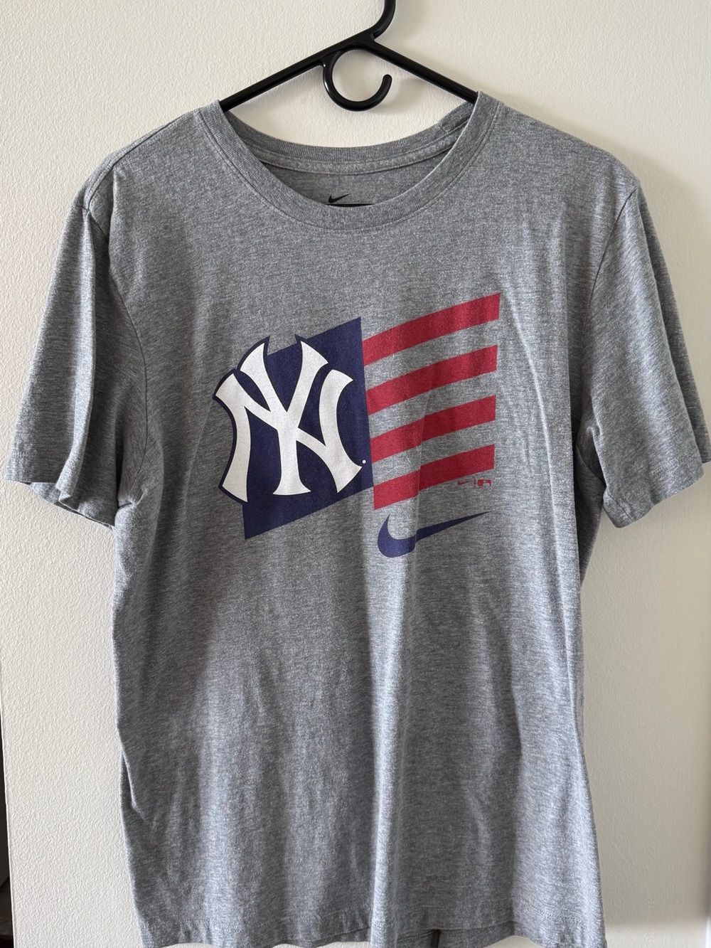 Nike New York Yankees American Flag Grey Graphic Tee